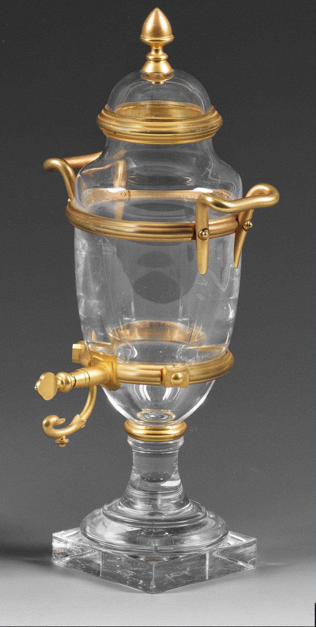 Parfum-Brunnen von Baccarat fÃ¼r Maison Parfums Caron: Kristallglas, teilw. geschliffen; Vergoldete Bronzemontierung. GefuÃŸte Vasenform mit Deckel, zwei Henkeln und Kranenausguss. FuÃŸ minim. best.; Baccarat-Ã„tzstempel mit