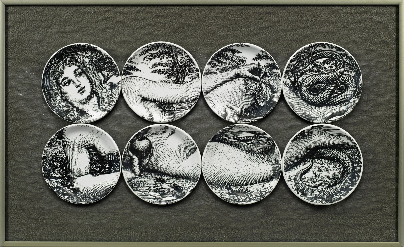 Paar Wanddekorationen "Adam" und "Eva" von Piero Fornasetti: Komposition aus jeweils acht Porzellantellern, befestigt auf strukturierter Glasplatte. Bildliche, alttestamentarische Darstellung der Stammeltern Adam und Eva nach alten Kupferstichvorlagen der Renai