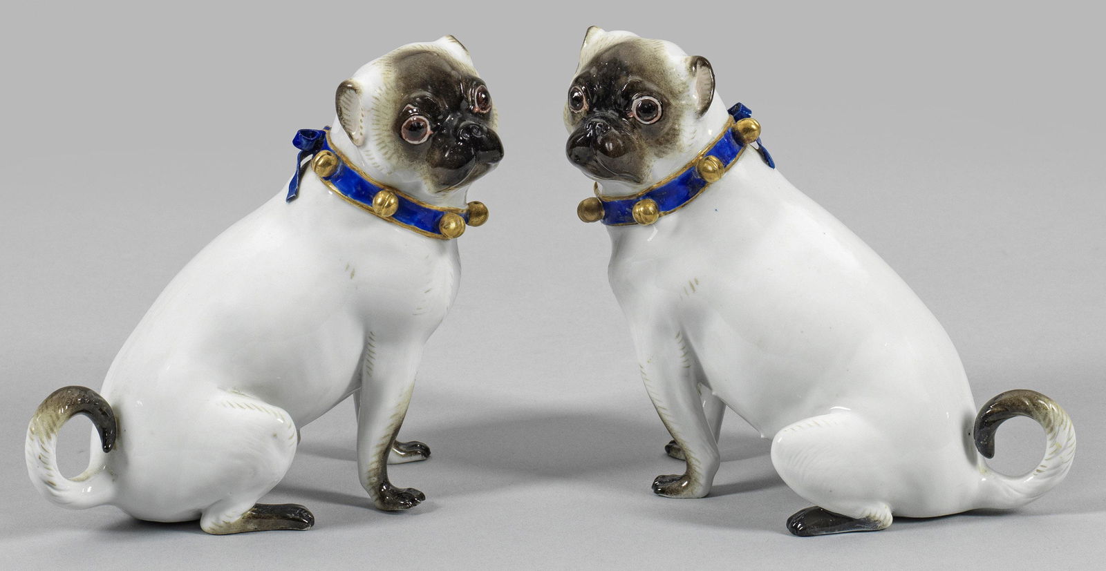 Paar Mopsfiguren mit Schellenband (1 of 1)