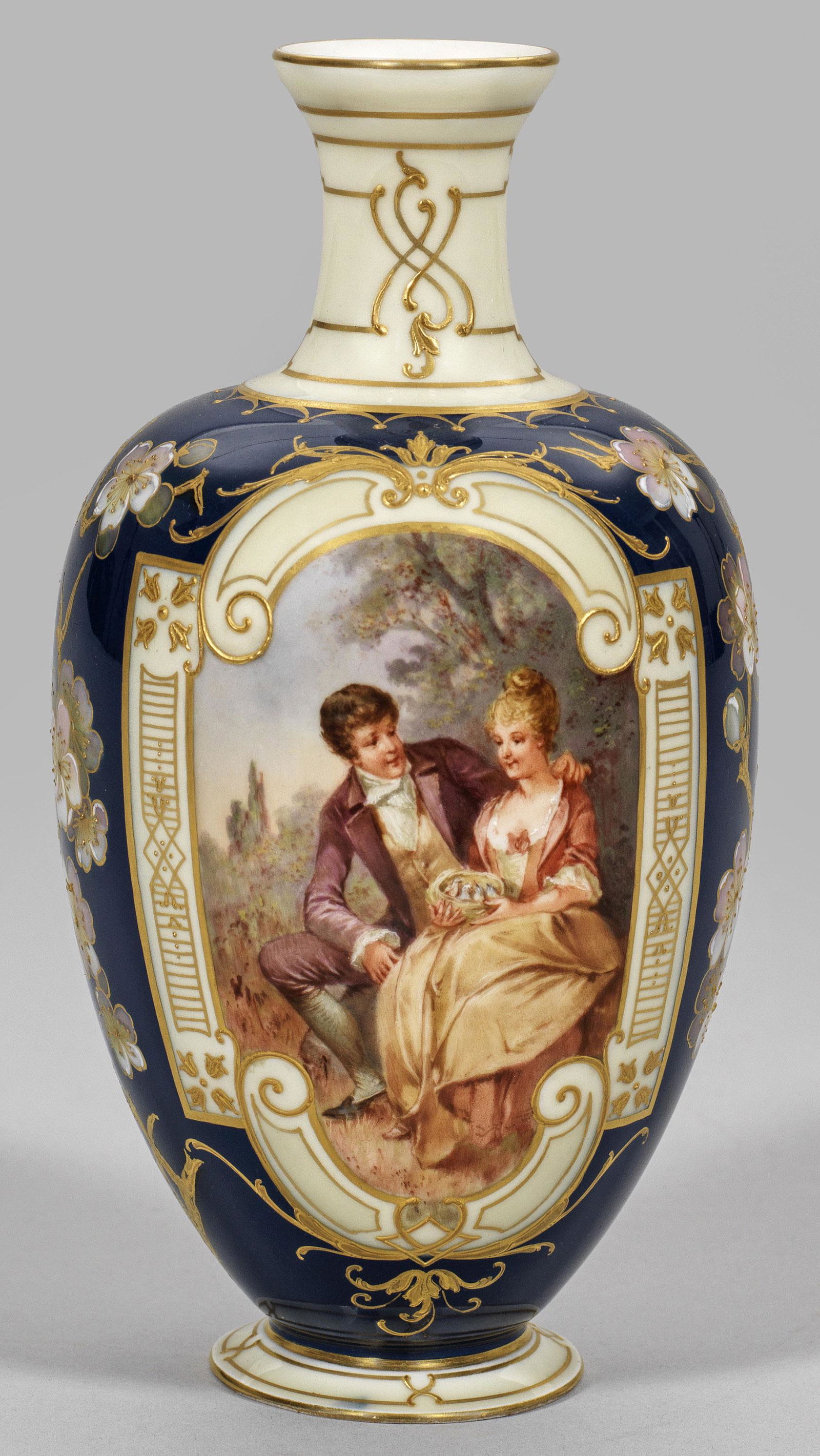 Kleine Ziervase mit galanten Szenen und KirschblÃ¼tendekor (1 of 1)