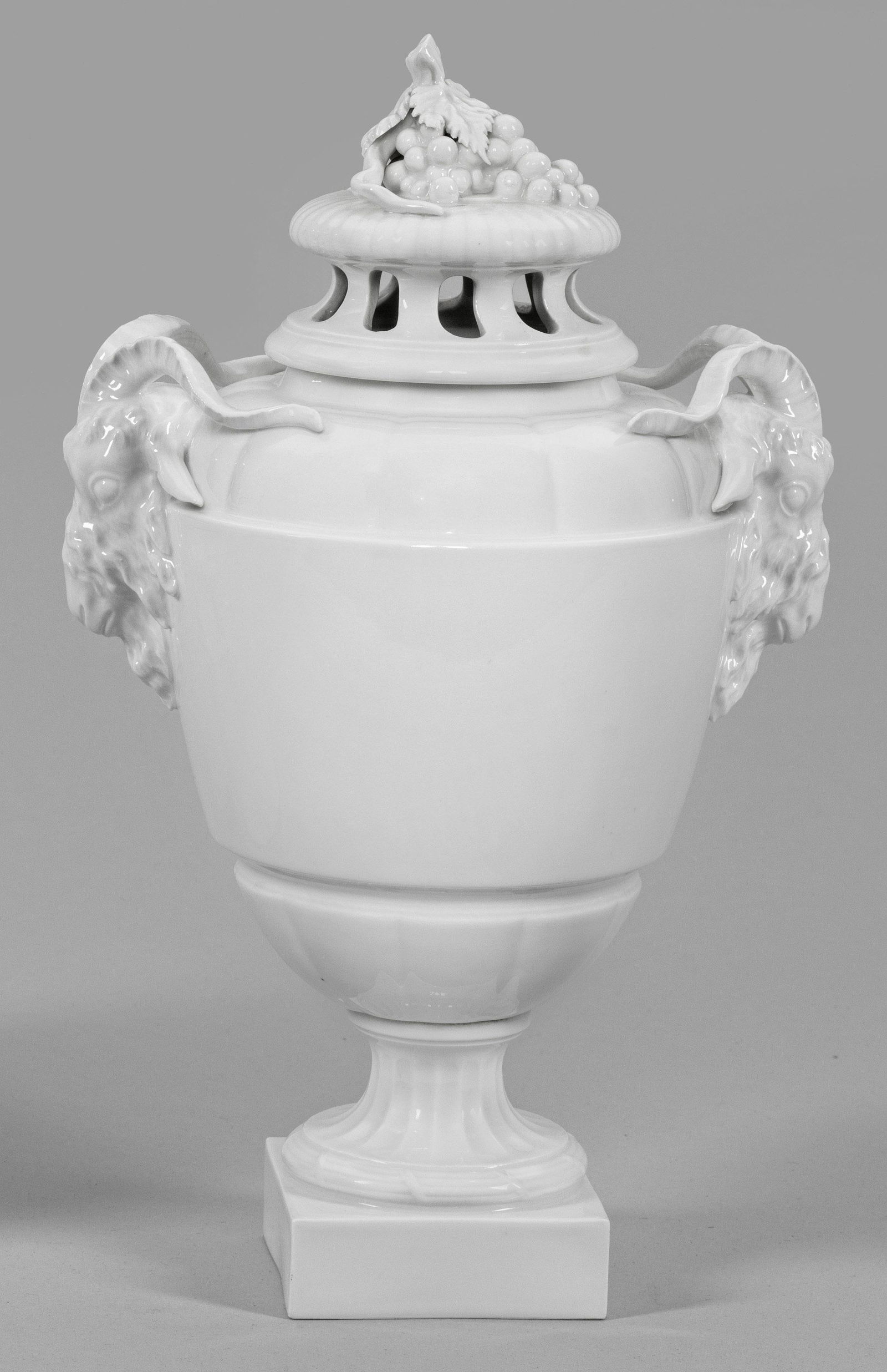 Potpourrivase mit Widderkopf-Handhaben (1 of 1)