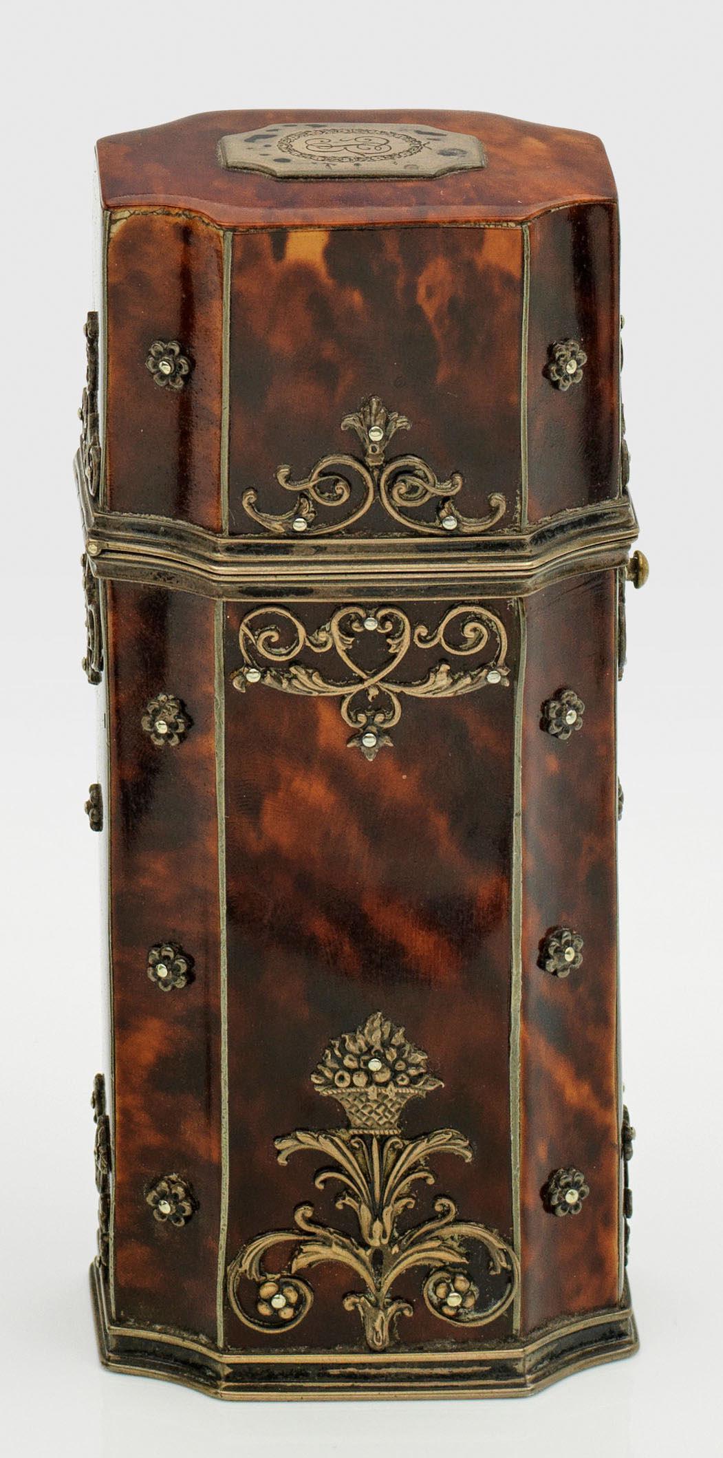 Parfumflakon mit Schildpattetui (1 of 1)