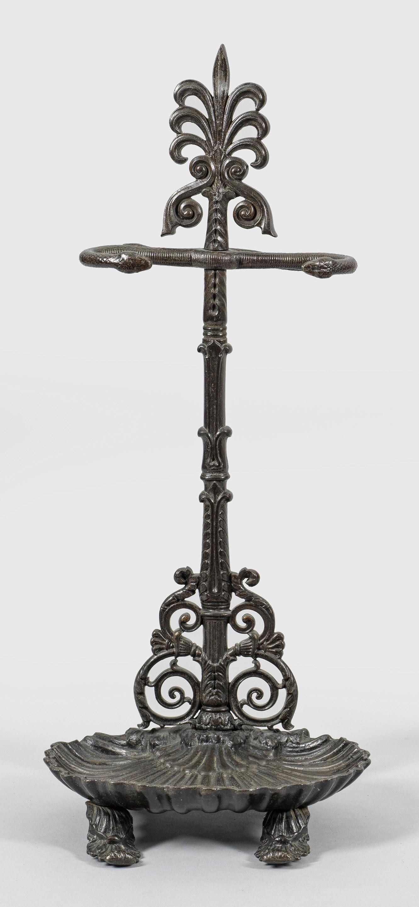Halterung fÃ¼r Kaminbesteck: in der Art von Karl Friedrich Schinkel Eisenguss, dunkel patiniert. Ãœber geschweiften FÃ¼ÃŸen aus Akanthusblatt flachgewÃ¶lbte Schale in Form einer Jakobsmusch