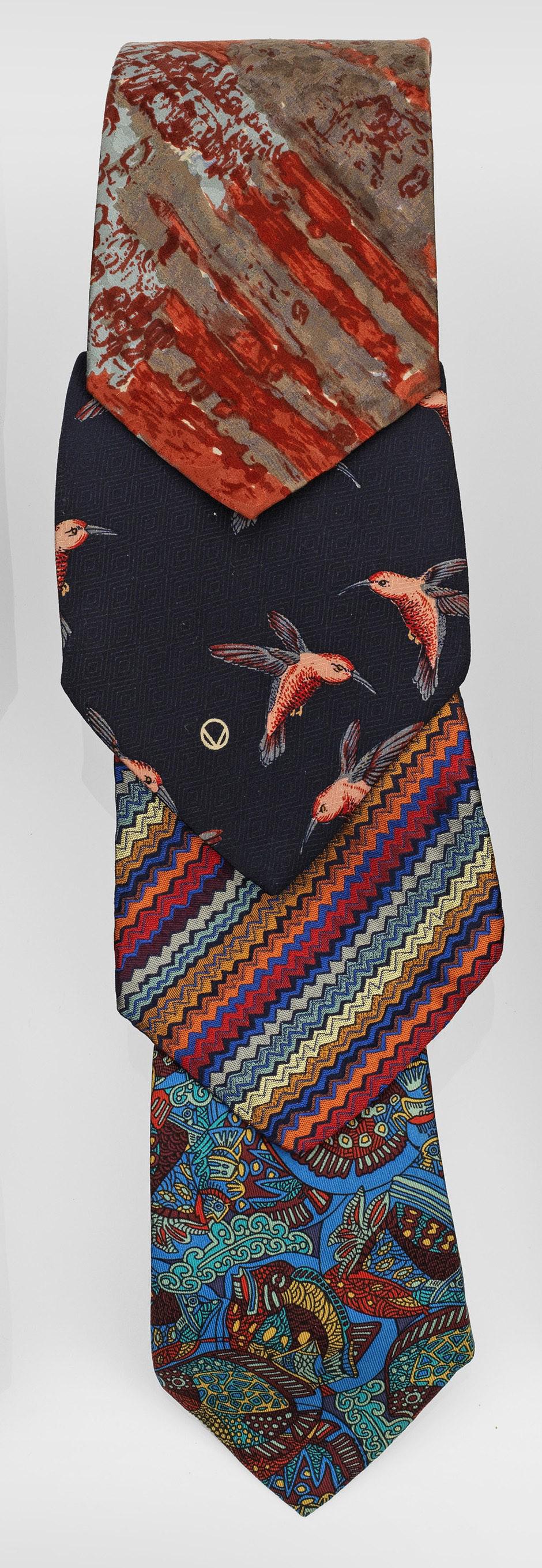 Vier Seidenkrawatten: von HERMÃˆS, BRIONI, MISSONI und VALENTINO HERMÃˆS-Modell 7344 EA. Seide. Unterschiedliche Ornamentmusterung bzw. Eisvogeldekor in Blau-, Orange- und RottÃ¶nen. Herstelle
