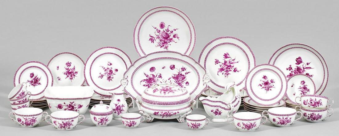 Kaffee- und Speiseservice mit Blumendekor: in Purpur-Camaieu fÃ¼r 6 Personen. 44-tlg.; 6 Kaffee-, 6 Suppentassen mit Untertassen, SahnegieÃŸer, Zuckerdose, 6 Kuchen-, 6 Speise-, 6 Brot-, 6 Dessertteller, Deckelterrine, Sauc