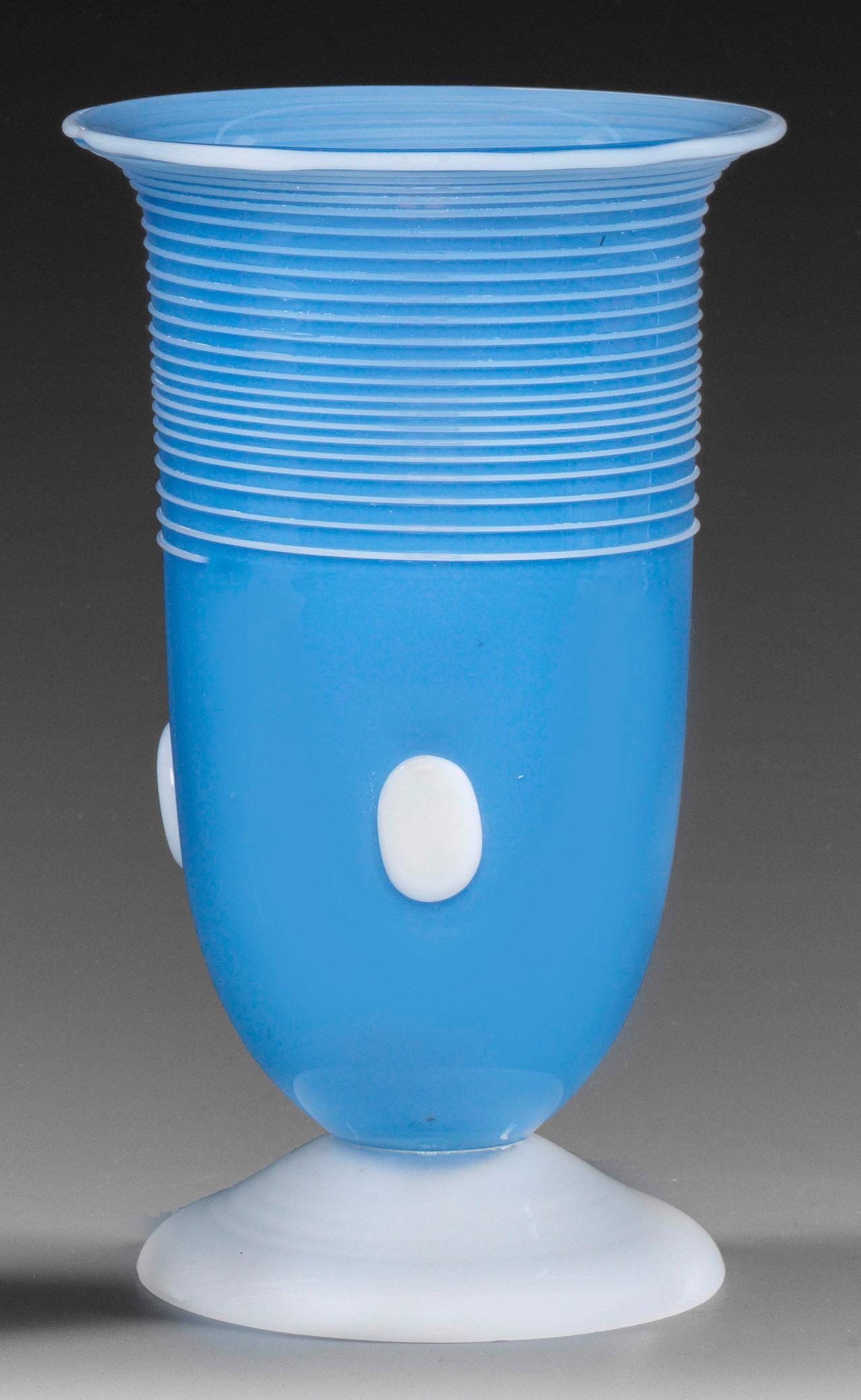 Vase von Loetz: Pokalform mit hohem, glockenförmigem Korpus und breitem Glockenfuß. Dekor "Ausführung 166" in sog. "Tango-Farben" aus hellblauem und weißem Opalglas, farblos überfangen sowie