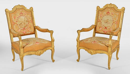 Satz von vier großen Louis XIV-Fauteuils: von Henri-Auguste Fourdinois Holz, geschnitzt, gefasst und vergoldet. Trapezförmige, leicht bombierte Zarge auf volutenförmigen Beinen. Korrespondierende Stützen für schmale Armlehnen. Hoh