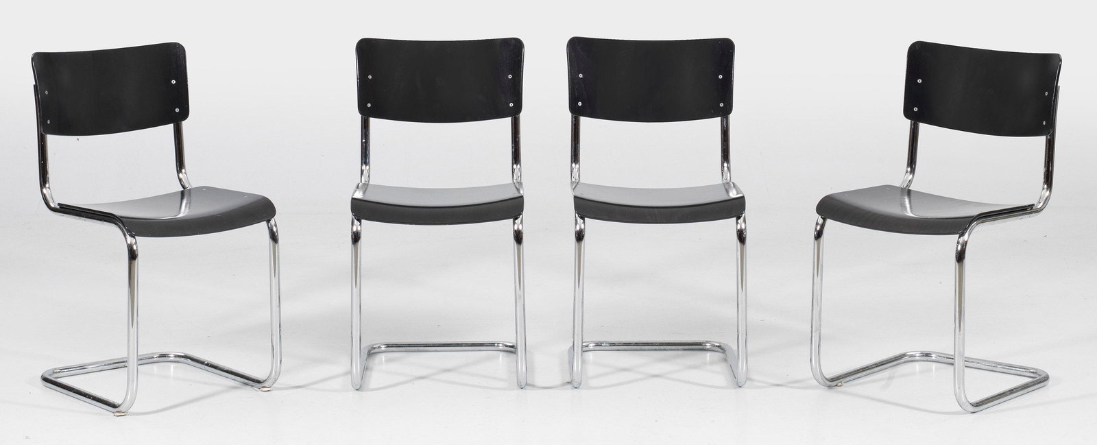 Vier Freischwinger S 43 von Mart Stam (1 of 1)