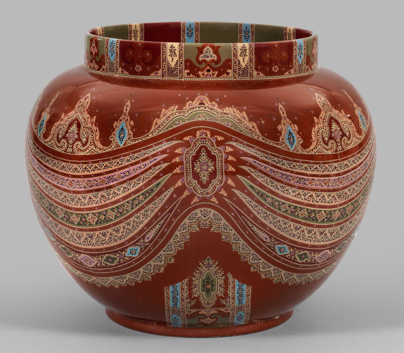 Großer Cachepot von ETRO: Keramik, rotbraun glasiert sowie polychrom staffiert. Balusterförmiger Korpus, umlaufend der Wandung flächendeckender Dekor im orientalischen Stil. Herstellerzeichen. H. 40 cm. A large ceram