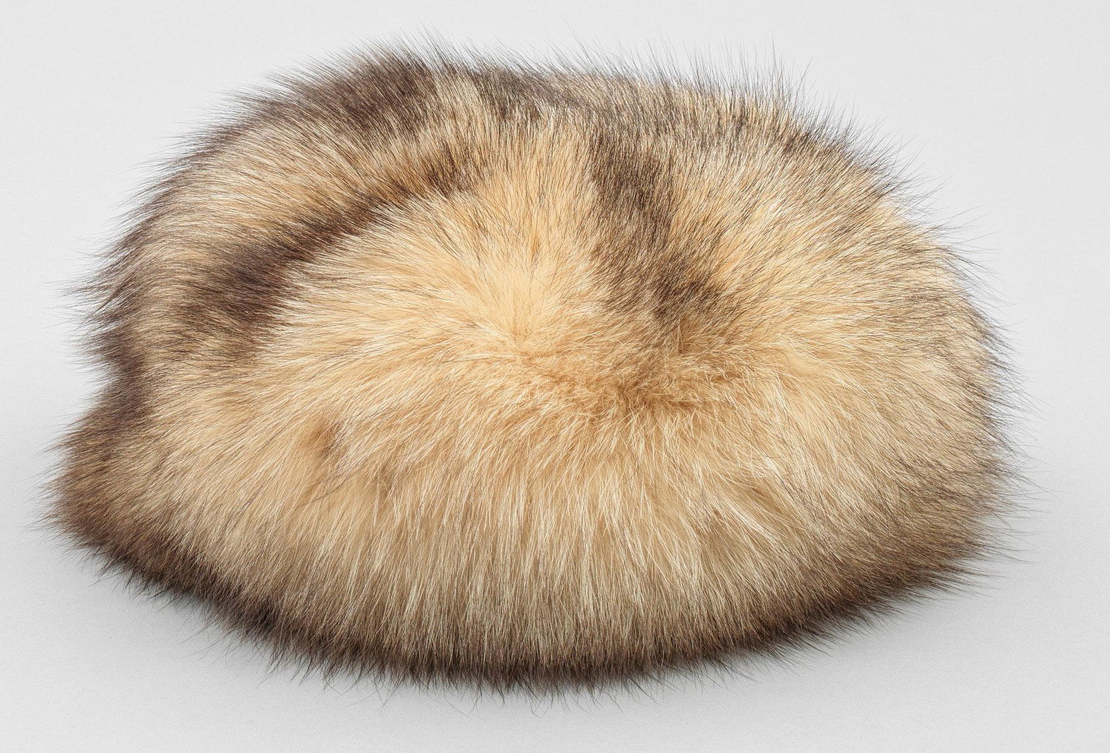 Vintage Pelz-Kappe von ESCADA: Beigebraun gemaserter sog. Blau-Frostfuchs. Runde Kappe. Herstellerzeichen. Gr. M. A vintage Fox fur cap by ESCADA. Manufacturer's mark.