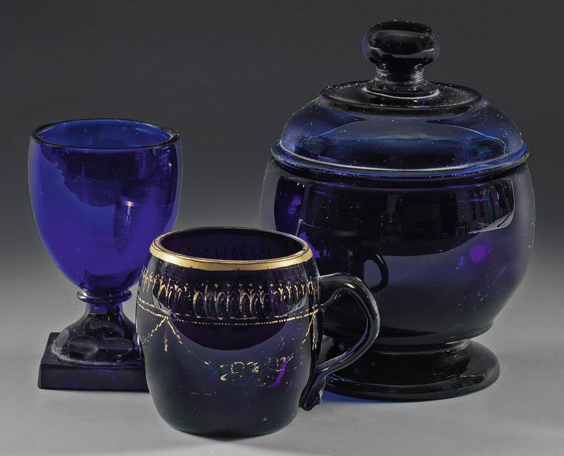 Drei dunkelblaue Glasobjekte (1 of 1)