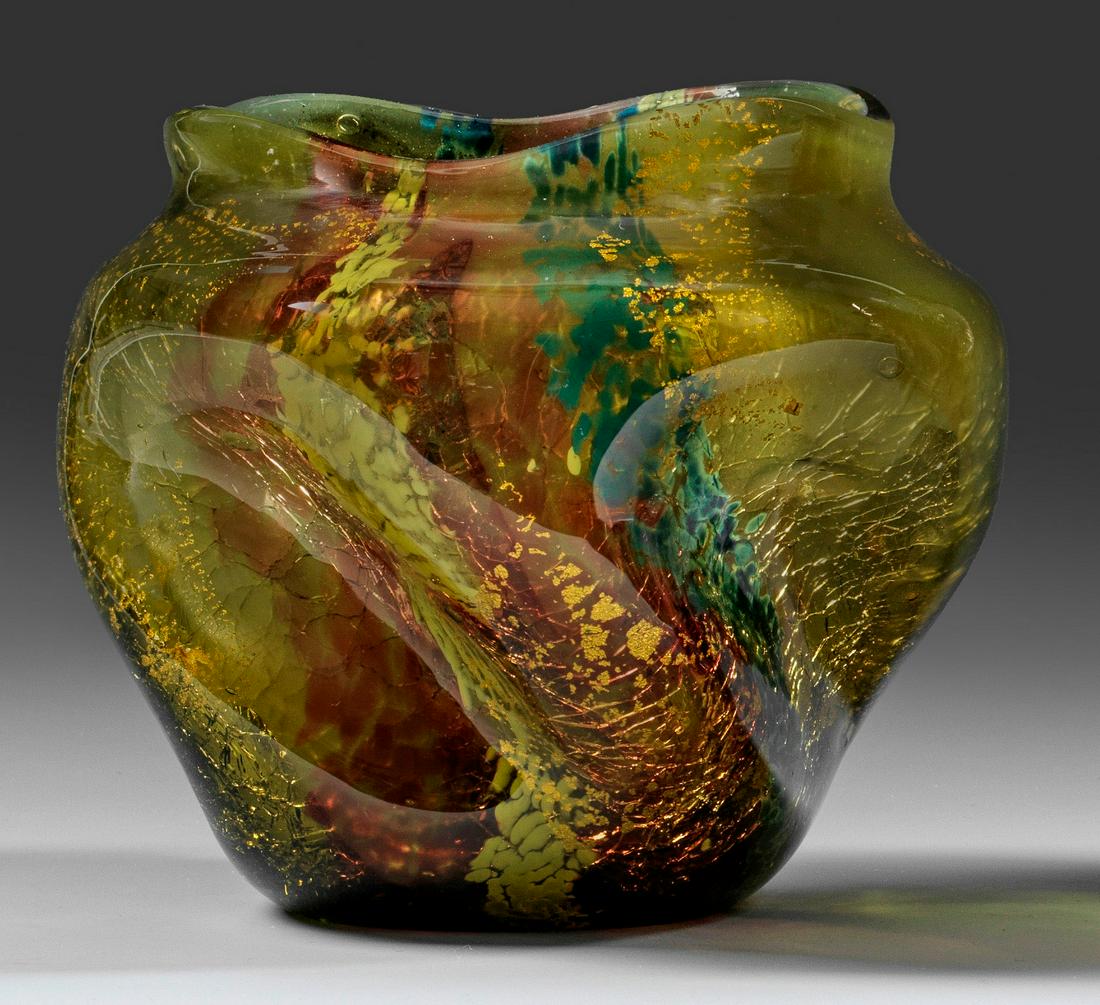 Eisglas-Vase von Ernest Baptiste Léveillé: Asymmetrische, in Oval gedrückte Form mit vier diagonalen Einbauchungen, weite, ovale, geschweifte Mündung. Grünes, craqueliertes, teilw. opalisierendes Überfangglas mit marmoriert
