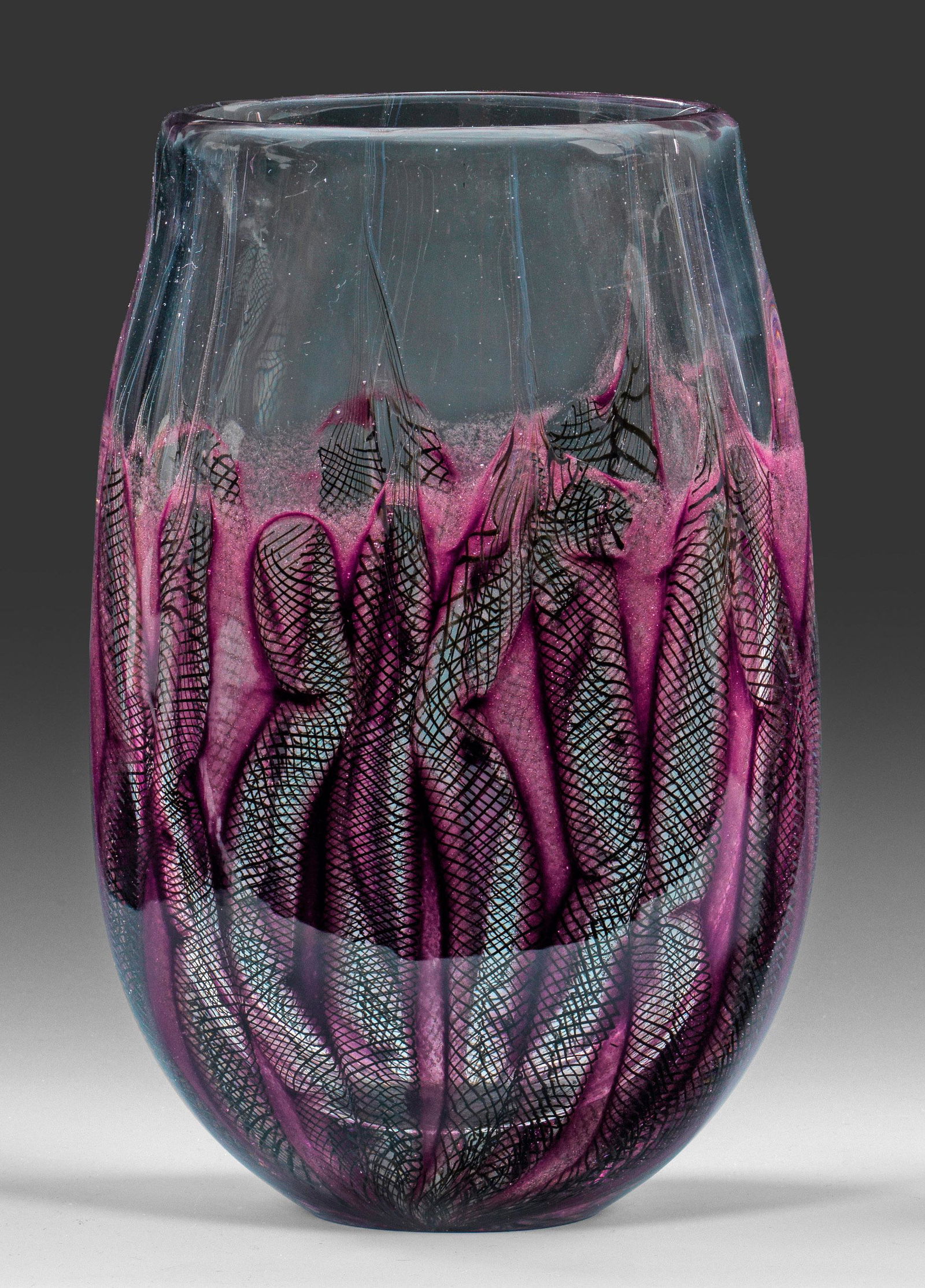 Bechervase "Minosse" von Giampaolo Seguso: Ovoide, beidseitig abgeplattete Form mit weiter, leicht eingezogener Mündung. Überfangglas, farblos, unterhalb hochgezogenes, flächendeckendes Muster von teilw. netzartigen Fadeneinschm