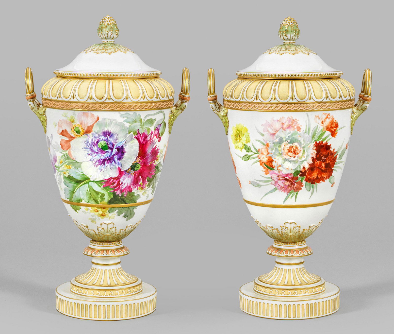 Große Zierdeckelvase mit Blumendekor (1 of 1)