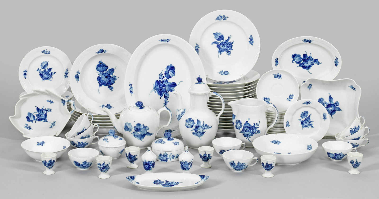 Restservice mit Dekor "Blaue Blume": 63-tlg.; Kaffee-, Teekanne, Milchkrug, Zucker-, Butterdose, 10 Teetassen mit Untertassen, Brot-, 14 Speise-, 6 Suppen-, 12 Kuchenteller, 3 Anbietplatten, Konfekt- und 3 Beilagenschalen, Salz- und Pfef