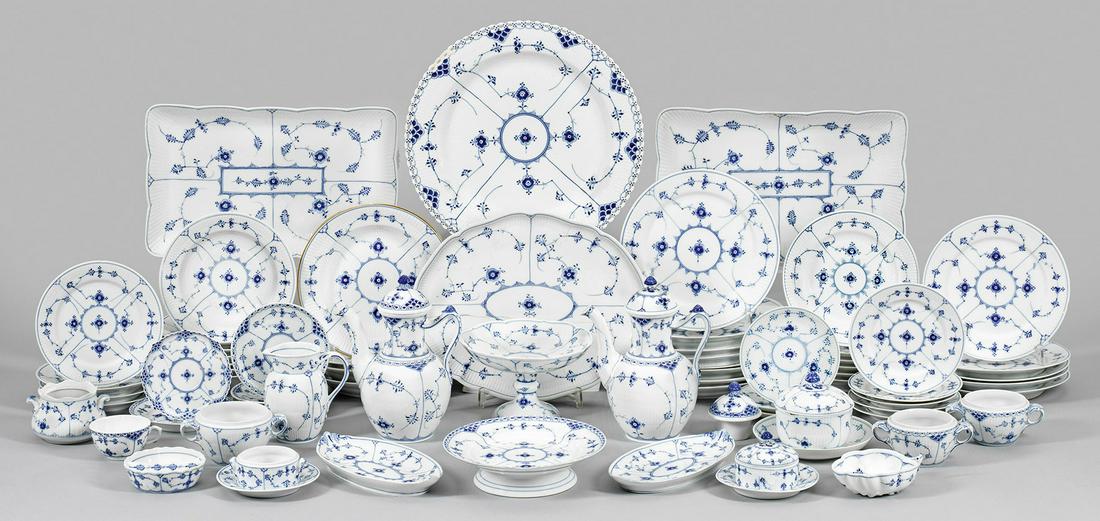 Speise- und Kaffeerestservice "Musselmalet Gerippt": 60-tlg.; 2 Kaffeekannen, 4 Zuckerdosen, Sahnegießer, Kaffeetasse mit Untertasse, 5 Vorspeise-, 9 Speise-, 3 Suppen-, 7 Salat-, 5 Brot-, 6 Kuchen-, 6 Konfekt-, Anbietteller, 3 Cremetöpfchen,