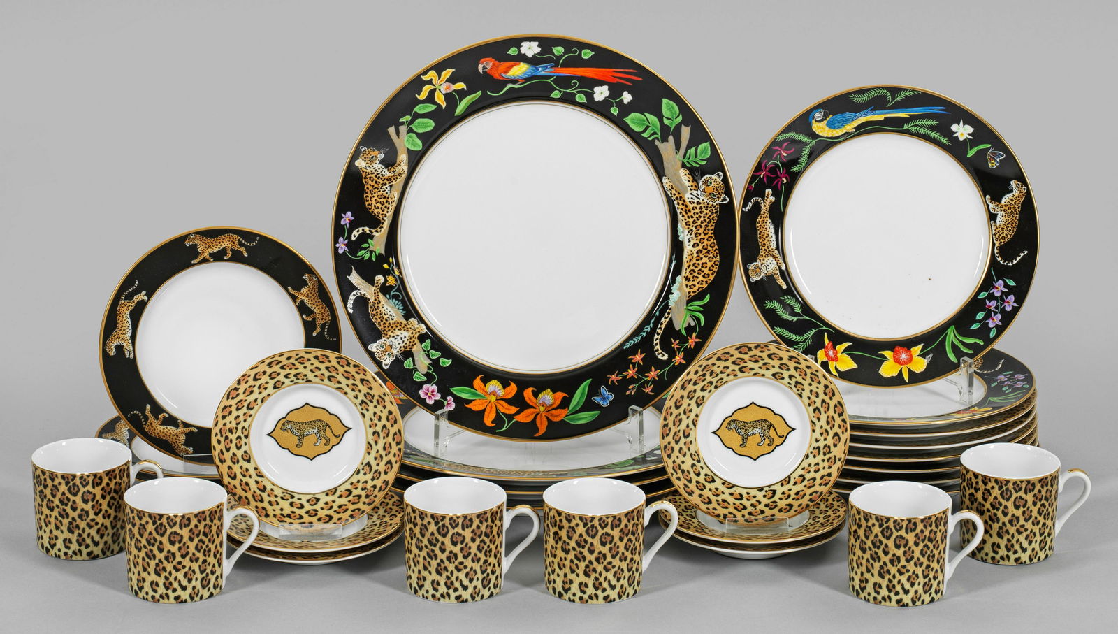 Speise- und Kaffeeservice: 21-tlg.; 6 Espressotassen mit Untertassen, 4 Speise-, 3 Brot-, 8 Dessertteller. "Jaguar Jungle" Dekor mit 14 k Gold. Entw. Lynn Chase, 1988. Manufakturmarke. Teller-D. 12 cm - 28 cm. A 21-piece porcel