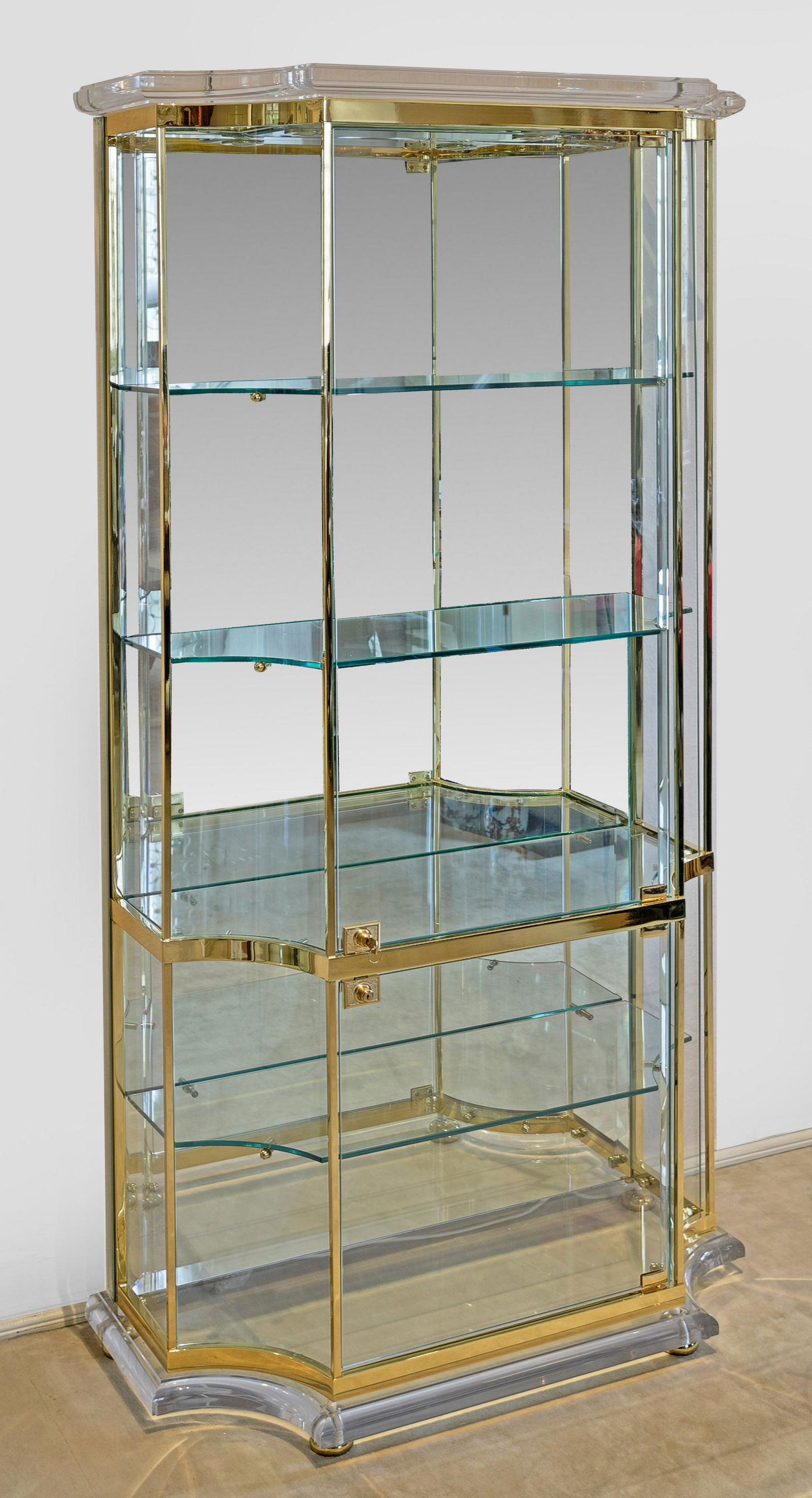 Dekorativer Vitrinenschrank (1 of 1)