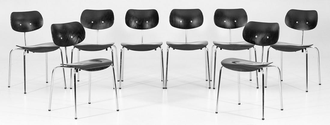 Satz von acht Stühlen SE 68 von Egon Eiermann: Metall, verchromt sowie schwarz lackiertes Schichtholz. Gestell aus schlanken, teilw. gebogten Rundstäben als Träger für organische Sitzfläche und entsprechende Lehne. 5x mit Herst