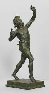 Tanzender Faun: Bronze, olivfarben patiniert. Guss von Sabatino de Angelis & Fils, Neapel, 1908 (GieÃŸerinschrift mit Ortsangabe Naples u. Dat.). Auf einer rechteckigen Plinthe stehender, tanzender Faun (bzw. Satyr