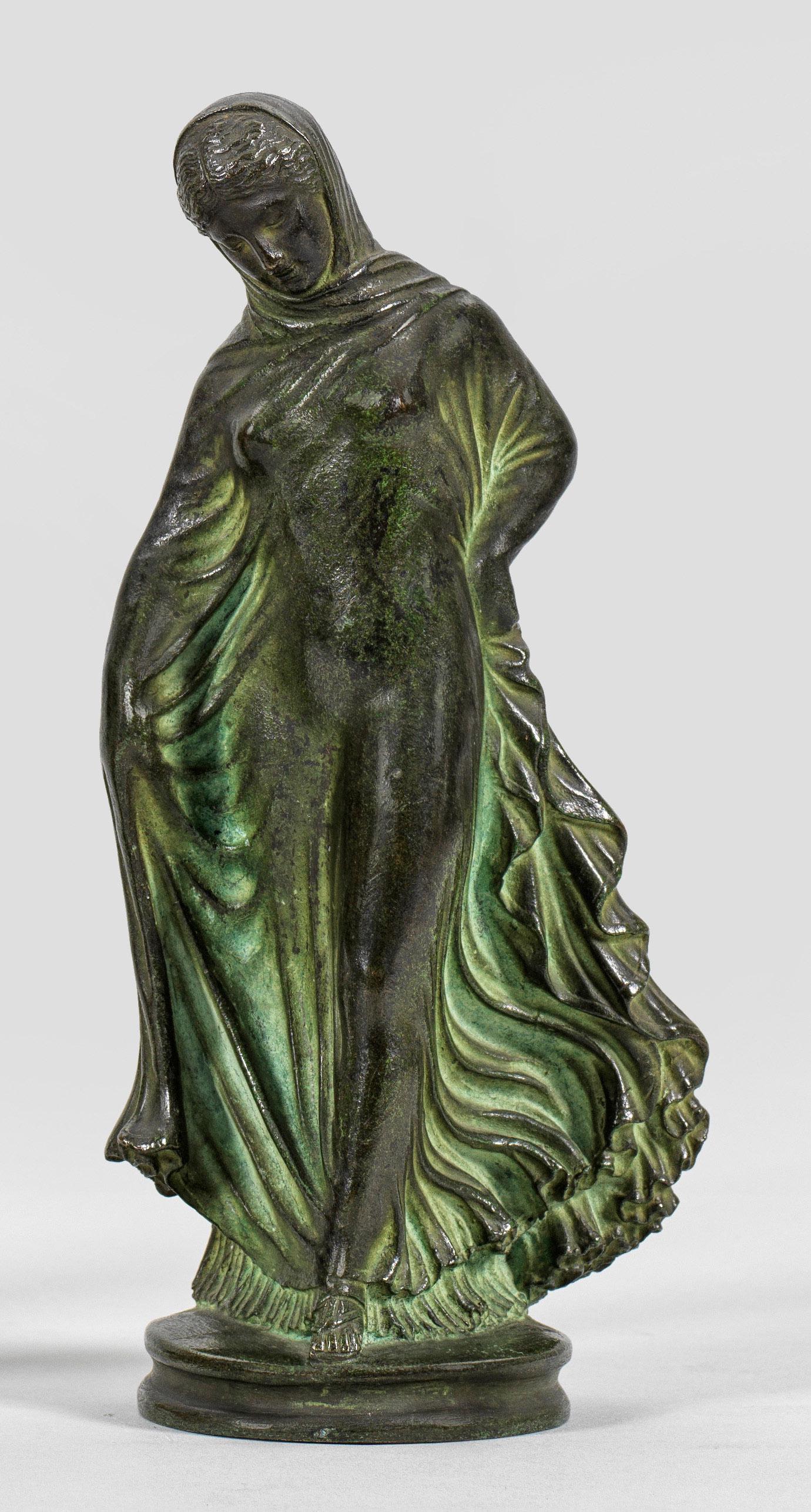 Giovanni Nisini: (Tätig um 1890-1900 in Rom) Stehendes Mädchen in langem Kleid Bronze, grün patiniert. Von antiken Tanaga-Figuren inspirierte Statuette Nisinis, der Ende des 19. Jhs. eine eigene Gie