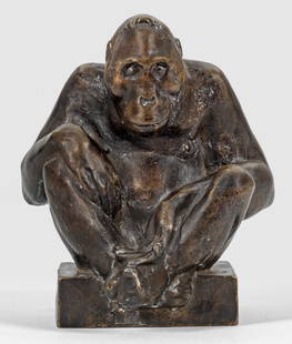 Richard Scheibe: (1879 Chemnitz - 1964 Berlin) Orang-Utan Bronze, dunkelbraun patiniert, 1948. Sign.; Seltener Bronzeguss der Tierfigur, die Scheibe 1948 ursprünglich in Terrakotta als Geschenk für den eng b