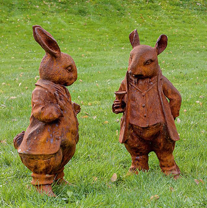 Zwei Gartenfiguren von Peter Rabbit und Mr. Ratty (1 of 1)
