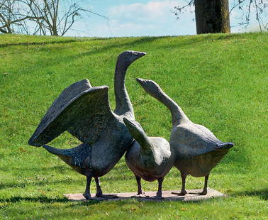 Fritz Nuss: (1907 Göppingen - 1999 Weinstadt-Strümpfelbach) Gänsegruppe Bronze, patiniert. Sign. u. undeutl. dat. (1968?); Vollplastische Darstellung dreier Gänse auf flacher, rechteckiger Pli