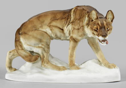 Jugendstil-Tierfigur "Wolf": Vollplastische Darstellung eines jagenden Wolfes. Naturalistische, polychrome Unterglasurmalerei. Entw. Waldemar Lindström. Entw.-Bez.; Manufakturmarke. H. 18,5 cm. Provenienz: Aus dem Nachlass e