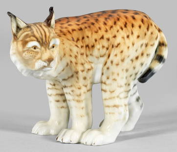 Jugendstil-Tierfigur "Junger Luchs": Vollplastische Darstellung eines jungen Luchs in beobachtender Stellung. Naturalistische, polychrome Unterglasurmalerei. Entw. Waldemar Lindström. Manufakturmarke. H. 16 cm. Provenienz: Aus dem N