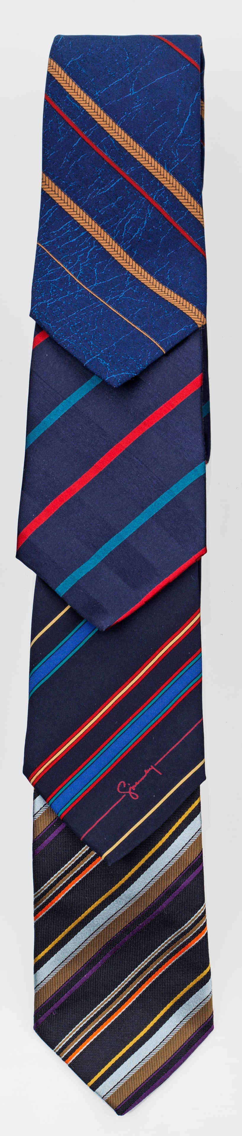 Vier Designer-Krawatten: von ETRO, GIVENCHY, BRIONI und BALENCIAGA Seide. Unterschiedliche, polychrome Streifenmusterungen auf blauem bzw. schwarzem Fond. Herstellerzeichen. Getragen. Four vintage ties. Manufacturer's mark. S