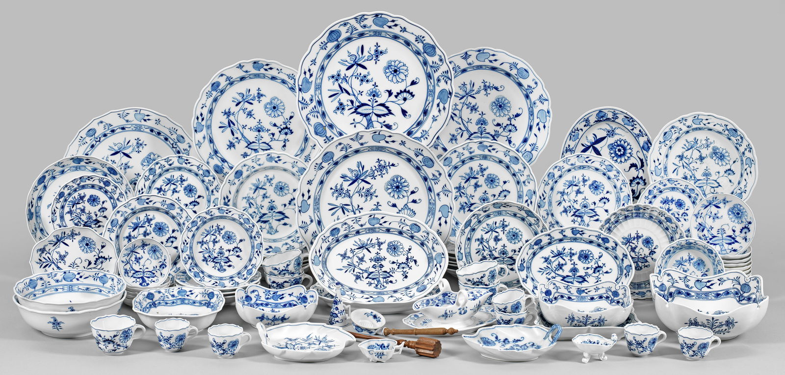 Restservice mit Zwiebelmusterdekor: 88-tlg.; 6 Mokka-, 5 Kaffeetassen mit Untertassen, 8 Vorspeisen-, 6 Speise-, 5 Suppen-, 9 Brot-, 8 Dessert-, 6 Kuchenteller, 4 Braten-, 4 Anbietplatten, Tortenplatte, 4 Salat-, 11 Beilagen-, 2 Konfekt