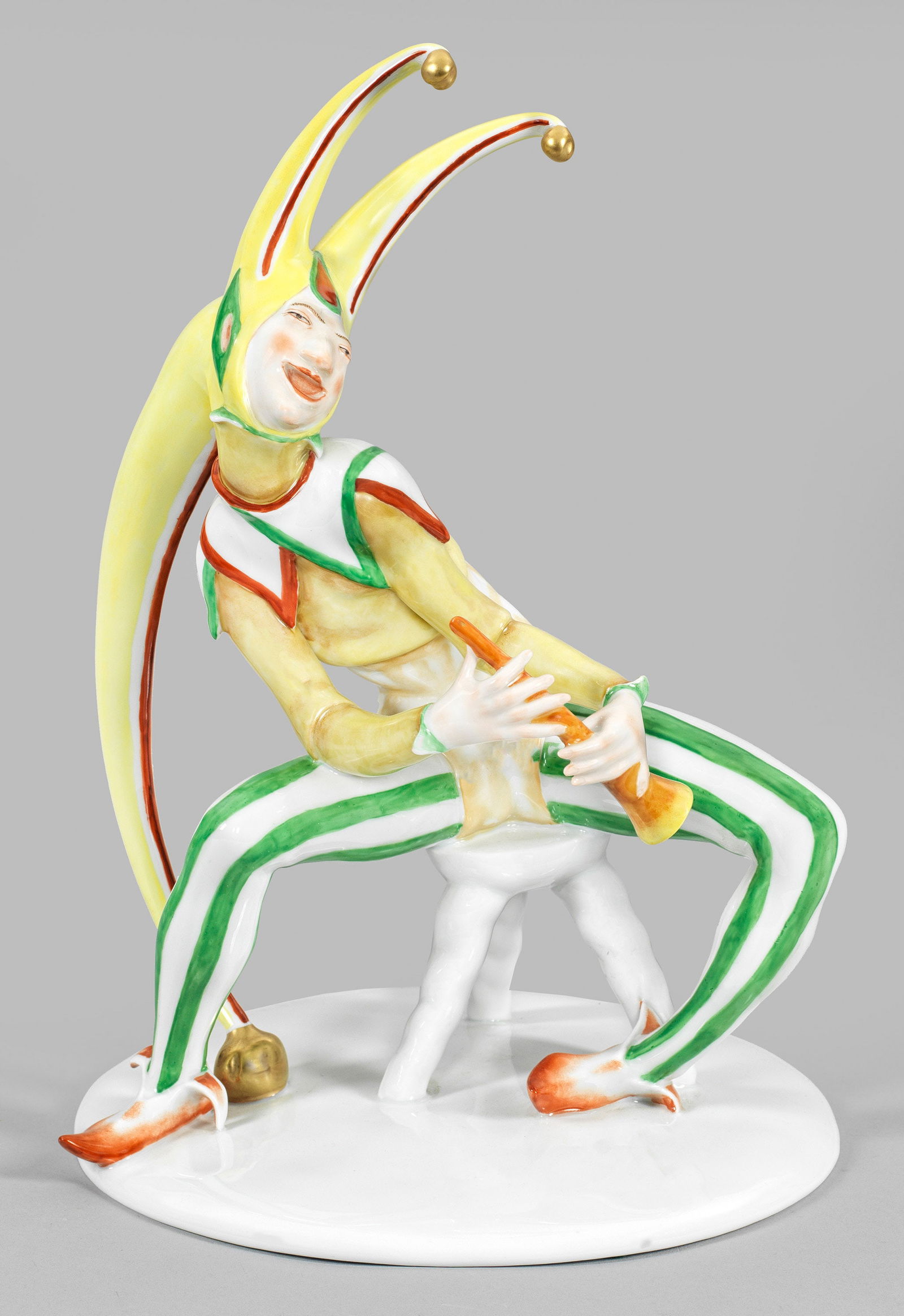 Narrenspiel. Originaltitel: Neuausformung eines Art Déco-Modells der Schwarzburger Werkstätten. Über leicht gewölbter Rundplinthe, auf einem Dreibein-Hocker sitzender Narr in ausdrucksstarker Pose im typische