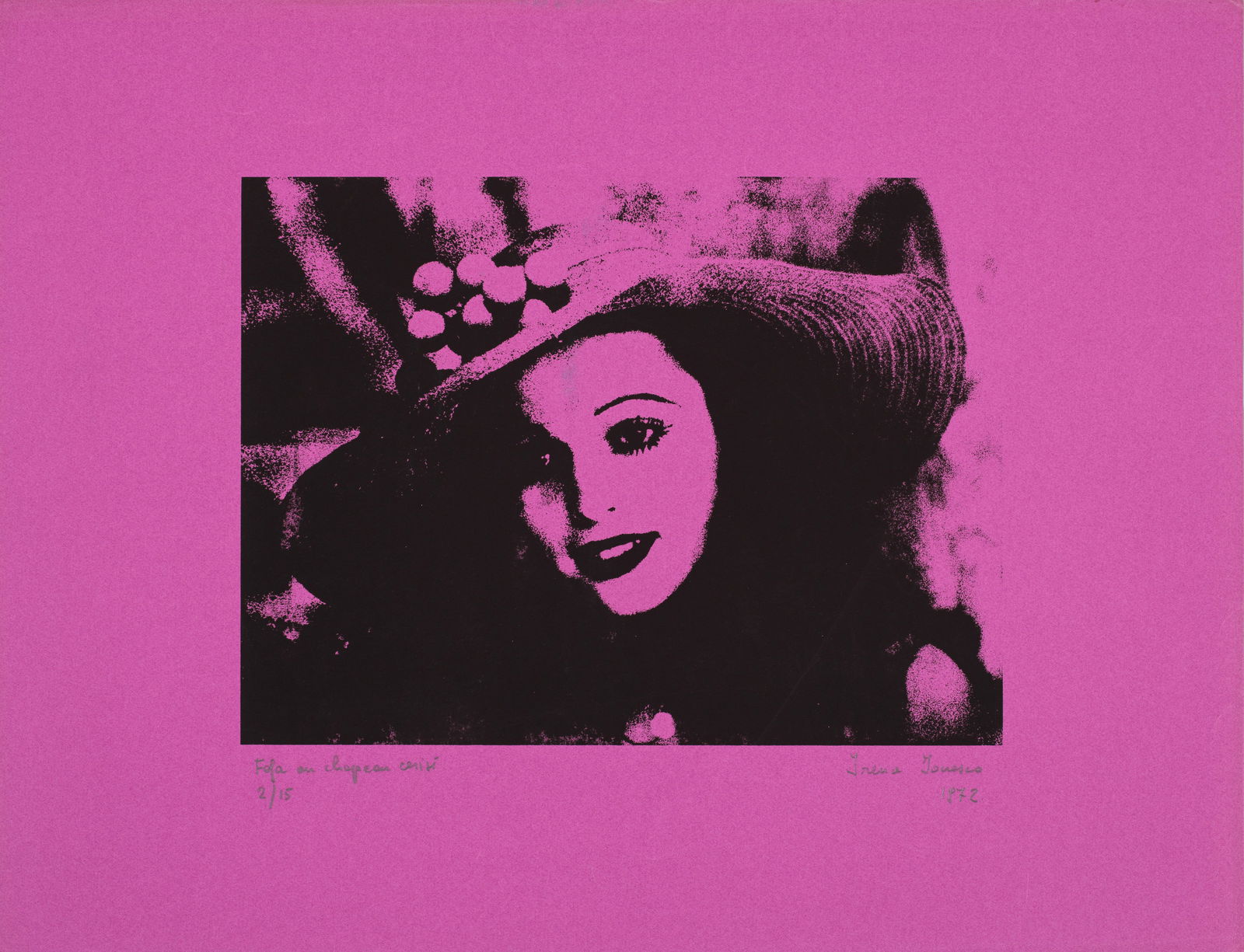 Irina Ionesco: (1930 Paris - 2022 ebenda) "Fafa au chapeau cerise" (Fafa mit Kirschhut). Originaltitel Lithographie/Vidalon-Les-Annonay-Papier (Wasserzeichen) in Fuchsia, 1972. Sign., dat., betitelt und nummeriert 2