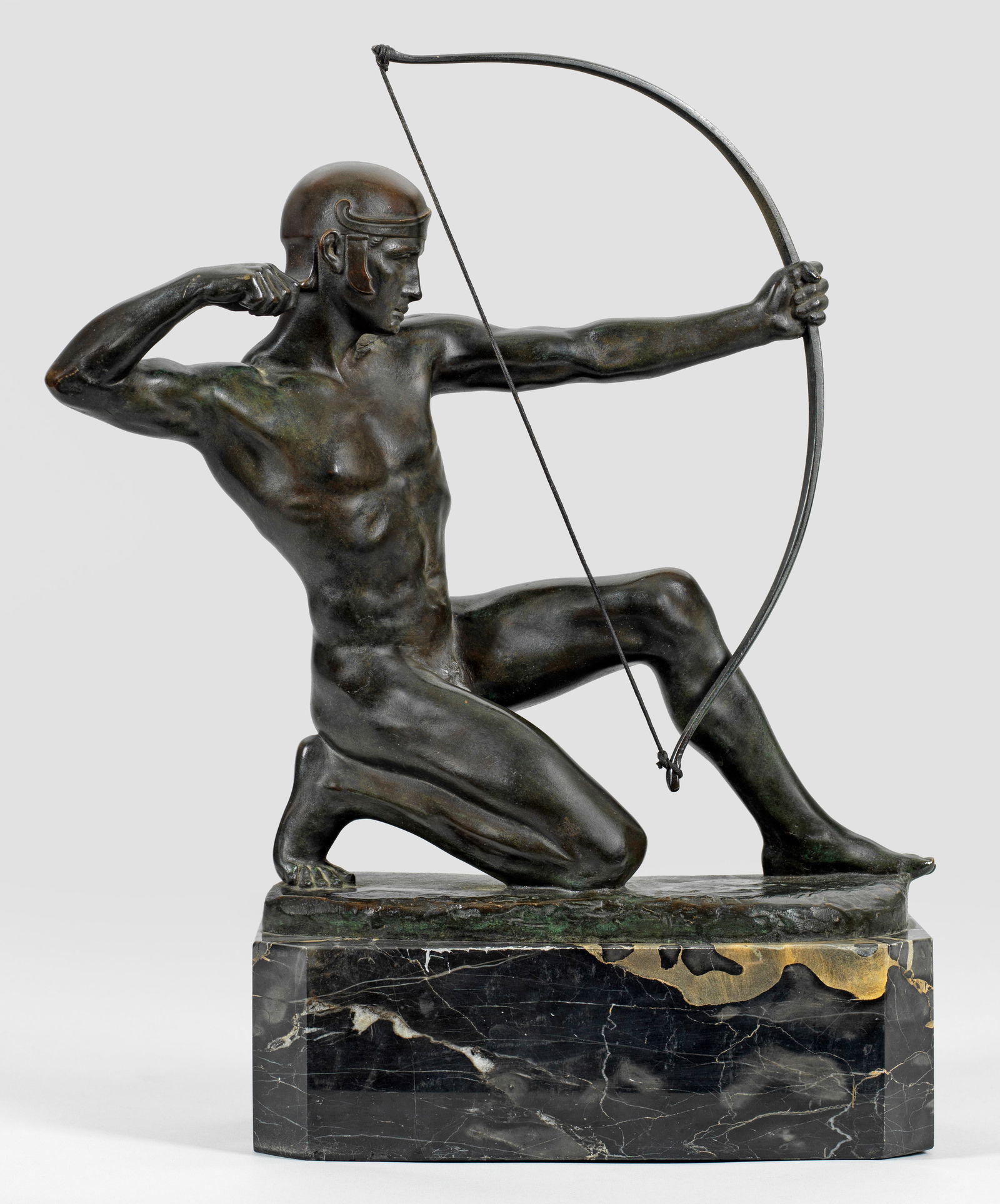 Rudolf Kaesbach: (1873 Mönchengladbach - 1955 Berlin) "Spartanischer Schütze". Originaltitel Bronze, dunkel patiniert. Sign.; Guss Heinze & Barth, Berlin, um 1915 bis um 1924; Gießerinschrift "Guss Hein