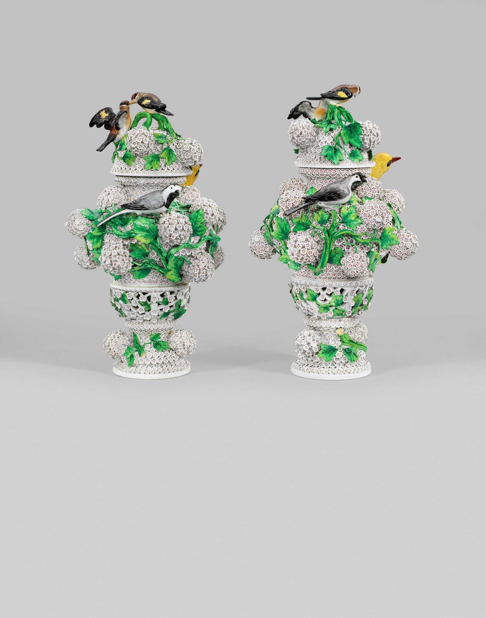 Paar prächtige Meissen Schneeballvasen (1 of 2)