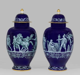 Paar monumentale Meissen Vasen mit Darstellungen aus dem: Zyklus "Einzug Alexander des Großen nach Babylon" Über eingezogenem Stand balusterförmiger Korpus mit gerundeter Schulter und kurzem, zylindrischem Hals. Aufgewölbter, überkra