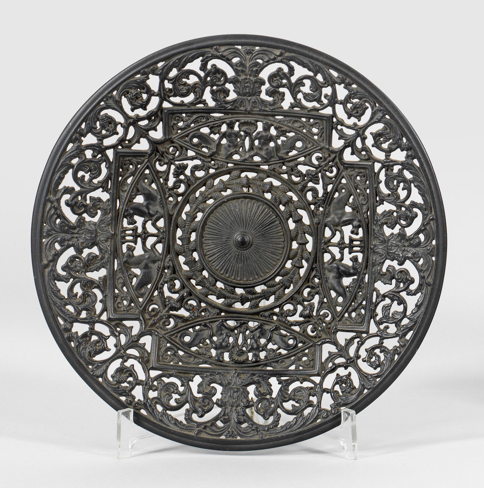 Berliner Eisen-Durchbruchteller (1 of 1)