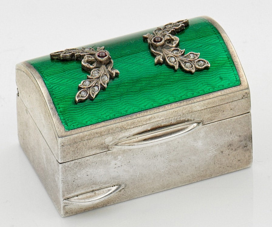 Pillendose in Form einer kleinen Runddeckeltruhe (1 of 1)