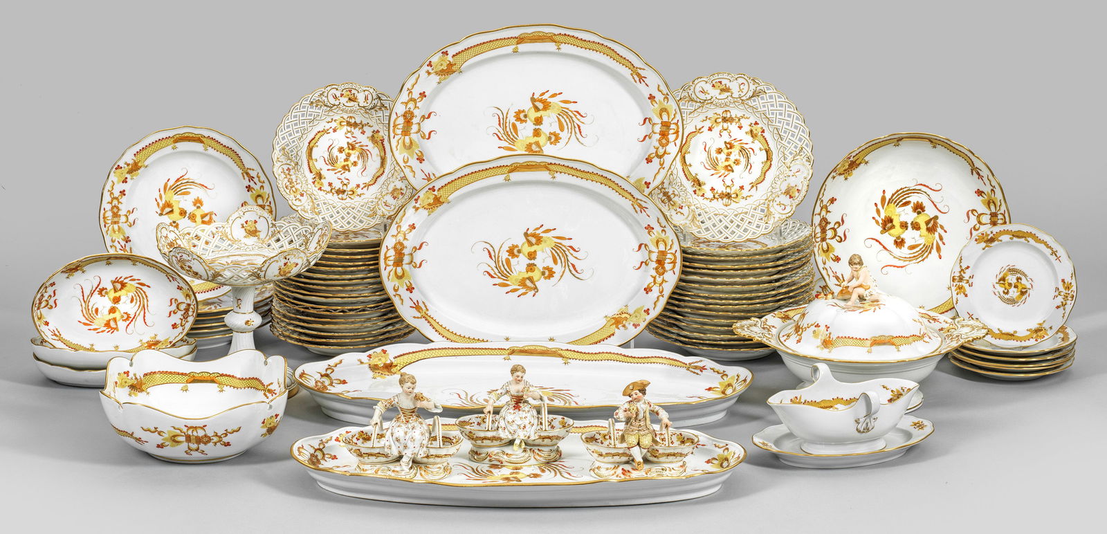 Meissen Speiseservice mit Dekor "Gelber reicher Drache": für 6 Personen. 62-tlg.; 6 Speise-, 6 Brot-, 16 durchbrochen gearbeitete Gebäck- und 18 Konfektteller, Gemüseterrine, 2 Fleisch-, 2 Fischplatten, 3 Beilagenschalen, Sauciere, 3 figü