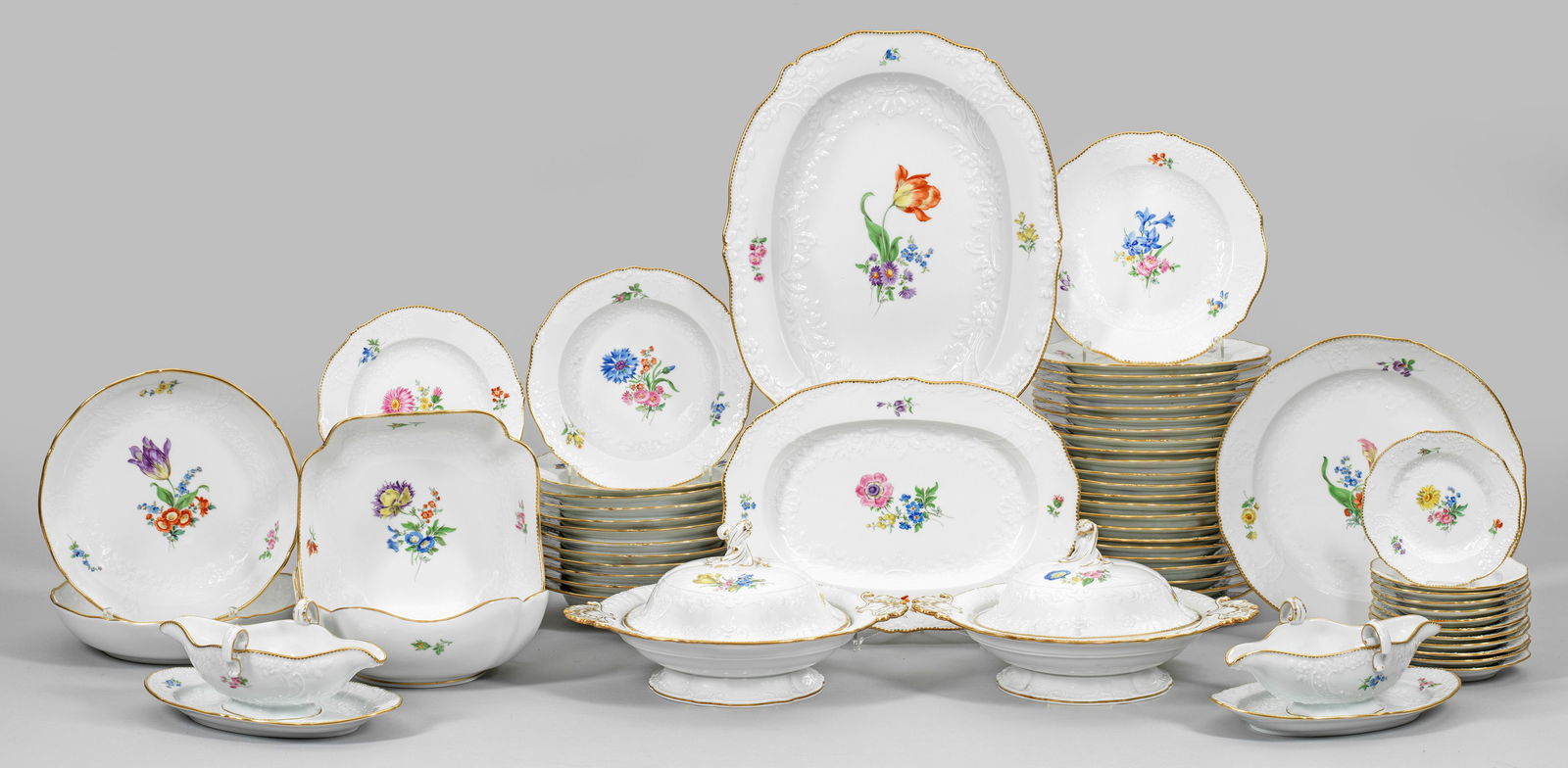 Speiseservice "Marseille": für 12 Personen. 71-tlg.; 12 Vorspeisen-, 12 Speise-, 12 Suppen-, 12 Brot-, 12 Kuchen-, Anbietteller, 2 Deckelterrinen, 2 Bratenplatten, 4 Anbietschalen, 2 Saucieren. Reliefdekor "Marseille". Auf