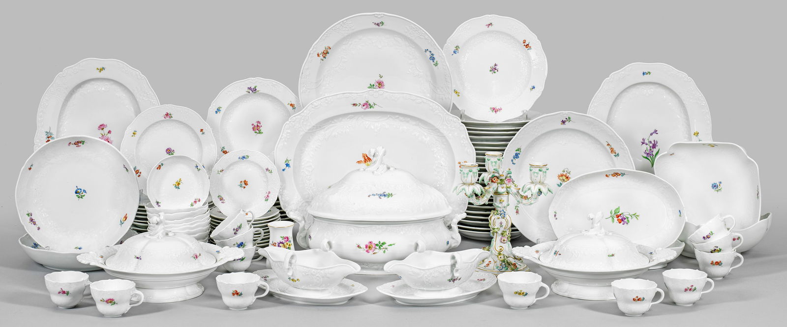 Speiseservice "Marseille": für 12 Personen. 91-tlg.; 12 Kaffeetassen mit Untertassen, 12 Vorspeisen-, 12 Speise-, 12 Suppen-, 12 Brot-, 12 Kuchen-, 2 große Anbietteller, 2 Gemüse-, Suppenterrine, 3 Bratenplatten,