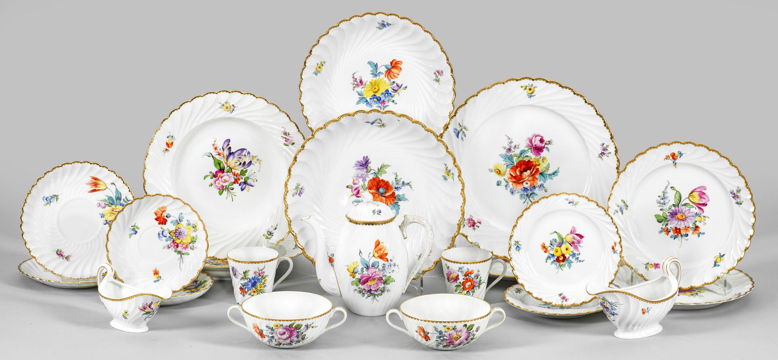 Kaffee- und Speiseservice mit Blumendekor: für 2 Personen. 17-tlg.; Kaffeekanne, 2 Kaffee- und 2 Suppentassen mit Untertassen, 2 Dessert-, 2 Brot-, 2 Suppen-, 2 Speiseteller, 2 Anbietschalen, 2 Saucieren. Schräg gerippte Wandung mit