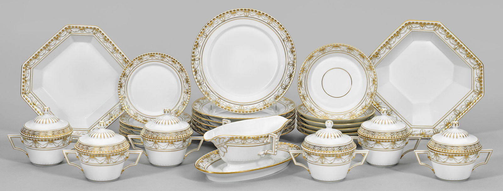 Vorspeiseservice "Kurland": für 6 Personen. 21-tlg.; 6 Suppentassen mit Deckel und Untertassen, 6 Brot-, 6 Vorspeisenteller, 2 Anbietschalen, Sauciere. Auf Wandung, Deckel und Fahne umlaufend feine Bordüre mit reliefie