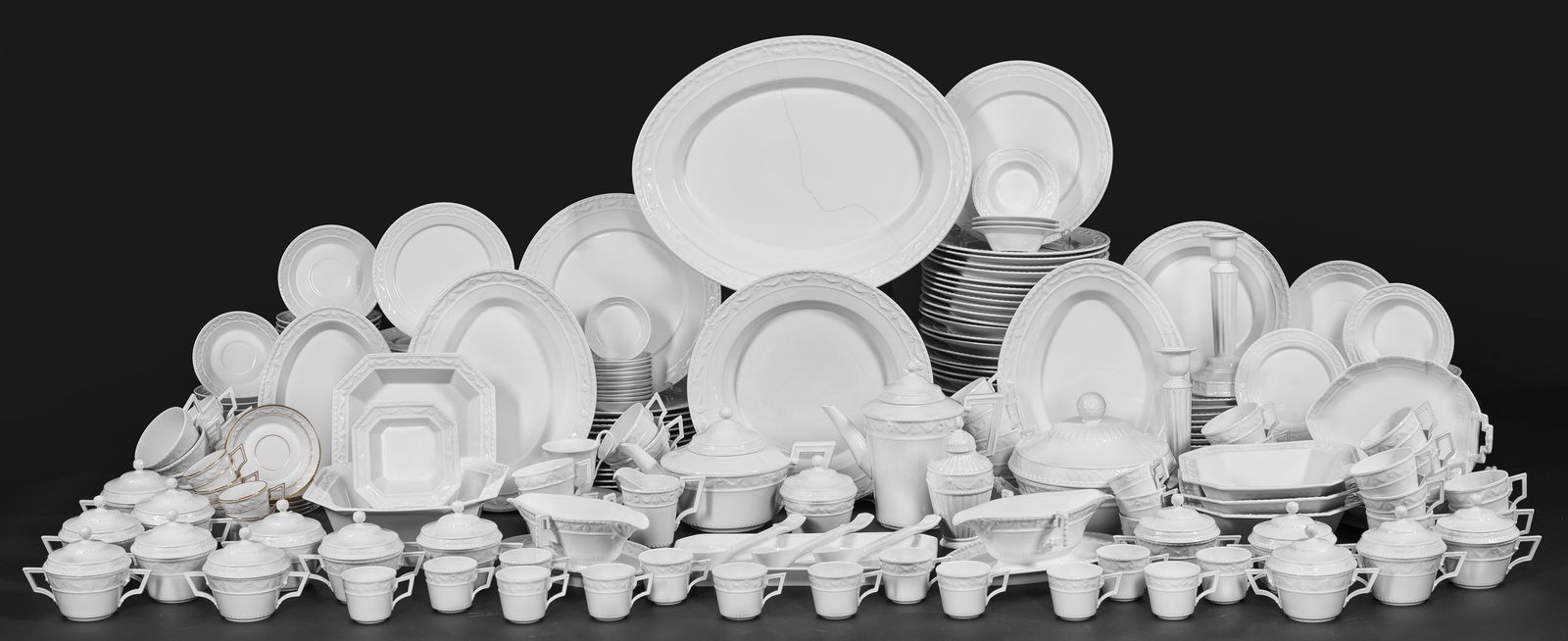 Reichhaltiges Kaffee-, Tee- und Speiseservice "Kurland": für 12 Personen. 215-tlg.; Kaffee-, Teekanne, Sahnegießer, Zuckerdose, 18 Kaffeetassen mit 13 Untertassen, 12 Tee-, 17 Mokkatassen mit Untertassen, 13 Platz-, 32 Speise-, 12 Suppen-, 12 Brot