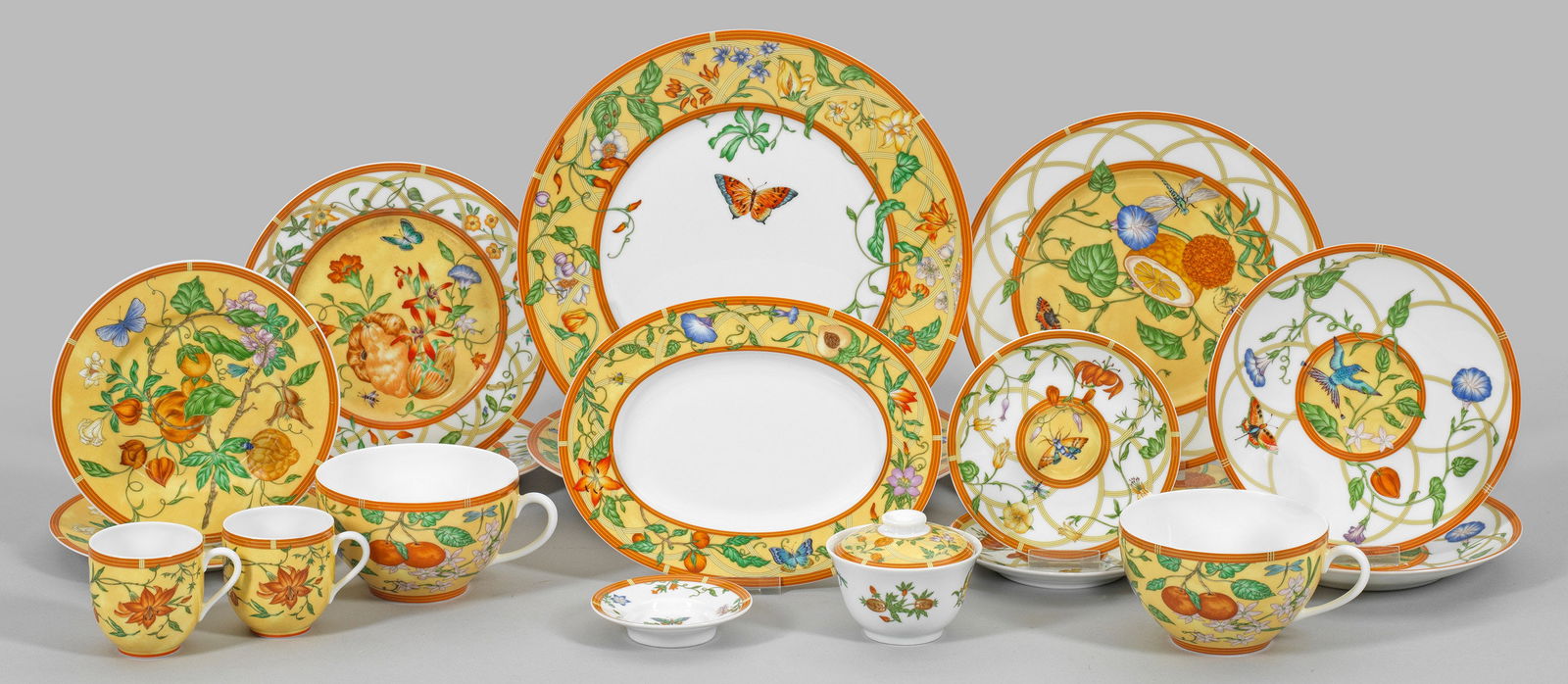 Speiseservice "La Siesta Hermès" von Hermès: für 2 Personen. 14-tlg.; 2 Kaffee-, 2 Suppentassen mit Untertassen, Zuckerdose mit Untertasse, 2 Vorspeisen-, 2 Brot-, 2 Speise-, 2 Dessertteller, kleines Tablett. Farbenprächtiger Dekor aus