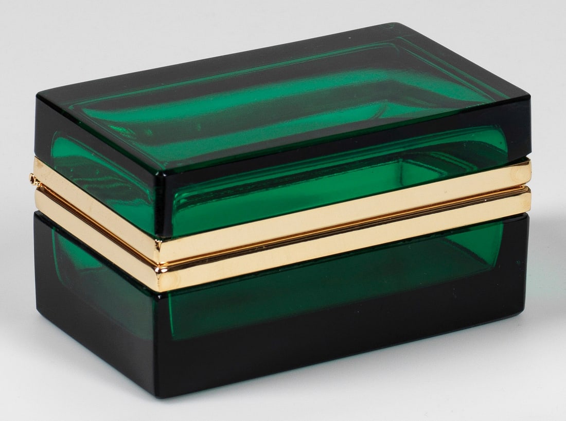 Art Déco-Zierdose: Rechteckige Quaderform. Geschliffenes und poliertes, dunkelgrünes bzw. smaragdgrünes, transparentes Glas. Scharnierte Messingmontierung. H. 6 cm, 10,8 cm x 6,5 cm. A French Art Deco cut and 