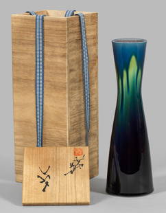 Unikat-Vase von Tokuda Yasokichi III: Porzellan. Langgestreckte, oberhalb leicht taillierte Kegelform, frei gedreht. Von hellblau &#252;ber hellgr&#252;n bis dunkelviolett changierende, teilw. gelaufene Glasur. Im vertieften Boden eingepr