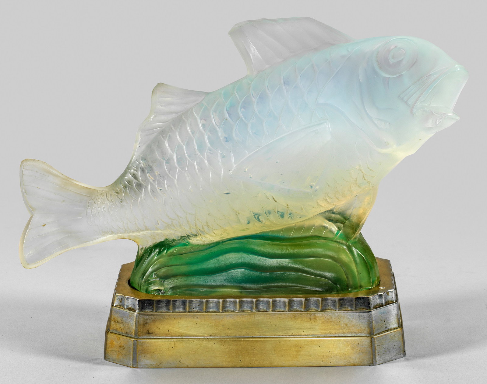 Art Déco-Tischlampe mit Goldfisch-Glasskulptur von Sabino: 1-flg.; Vollplastische Fischskulptur aus hellgrünem, bläulich opalisierendem und farblosem Glas, in die Form geblasen und satiniert, partiell geschliffen und poliert. Entw. Marius Ernest Sab