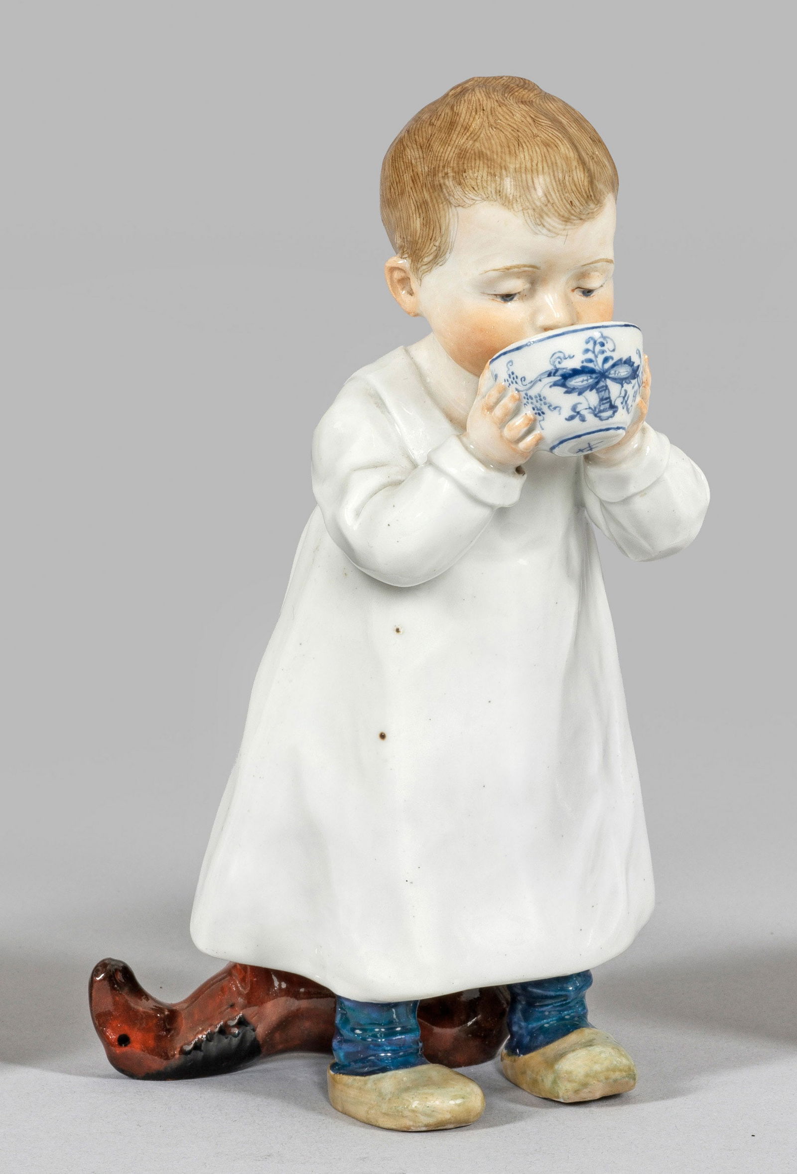 Kind mit Zwiebelmustertasse (1 of 1)